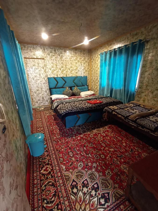 Отель Hb Nancy Group Of Houseboats Сринагар Экстерьер фото