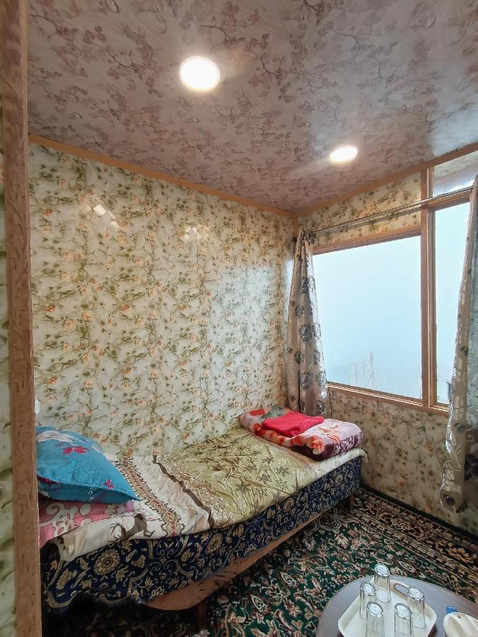 Отель Hb Nancy Group Of Houseboats Сринагар Экстерьер фото
