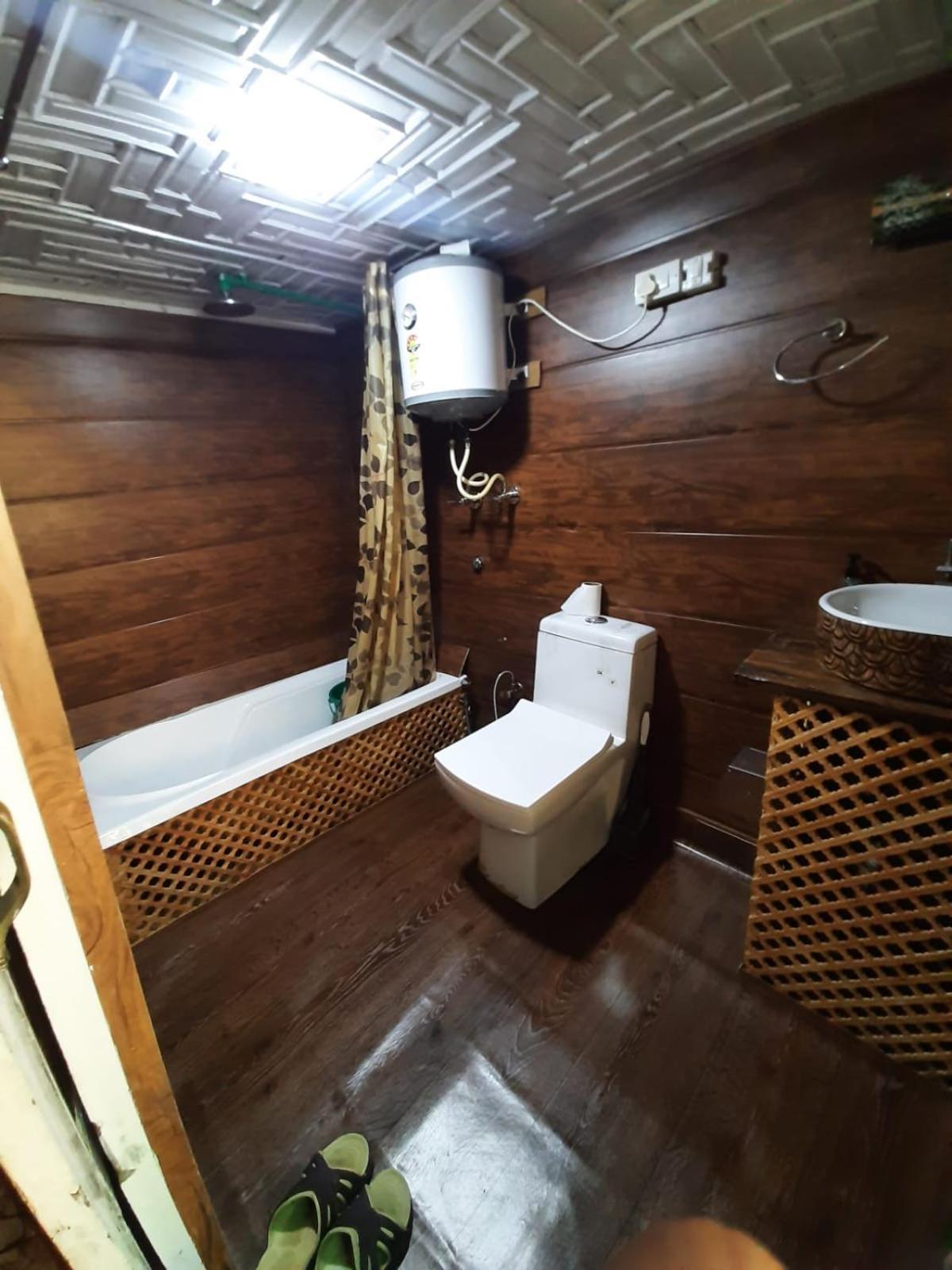 Отель Hb Nancy Group Of Houseboats Сринагар Экстерьер фото