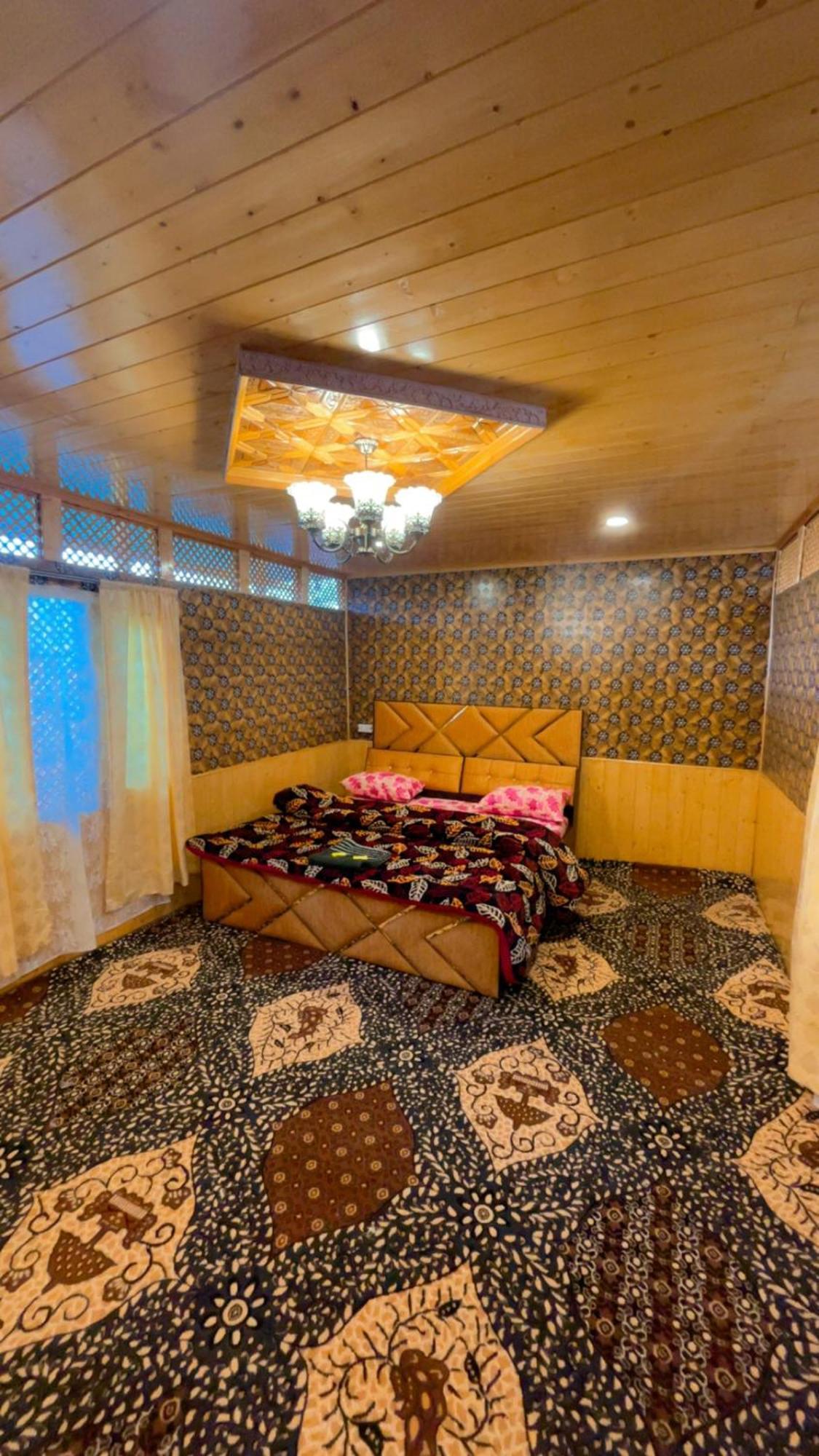 Отель Hb Nancy Group Of Houseboats Сринагар Экстерьер фото